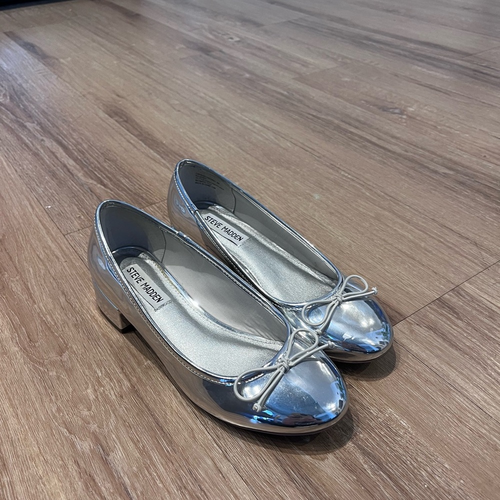 Steve Madden Metallic Silver Flats with Bow